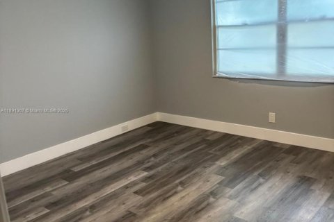 Condo in Coconut Creek, Florida, 2 bedrooms  № 1946496 - photo 15