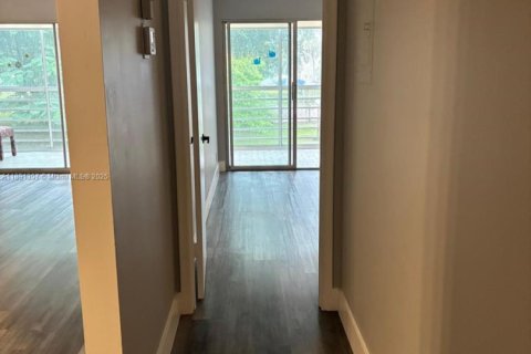 Condo in Coconut Creek, Florida, 2 bedrooms  № 1946496 - photo 12