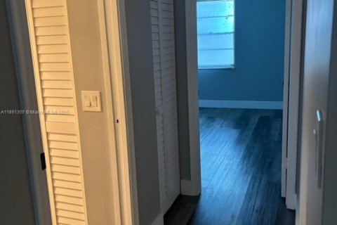 Condo in Coconut Creek, Florida, 2 bedrooms  № 1946496 - photo 18