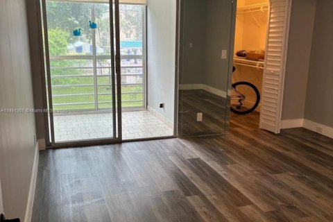 Condo in Coconut Creek, Florida, 2 bedrooms  № 1946496 - photo 16