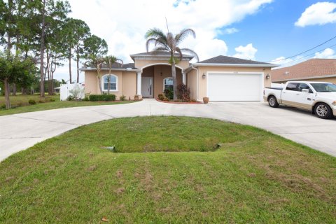 Villa ou maison à Port St. Lucie, Floride 4 chambres, 216.46 m2 № 2275382