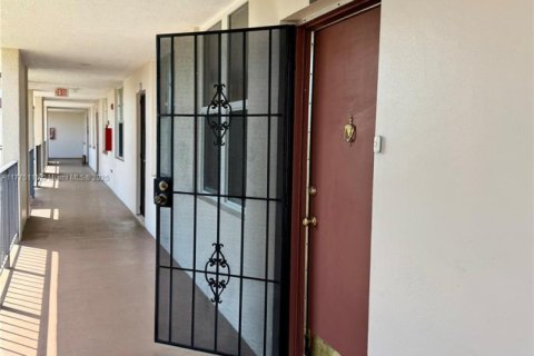 Condominio en venta en Lauderdale Lakes, Florida, 2 dormitorios, 89.19 m2 № 2018598 - foto 23