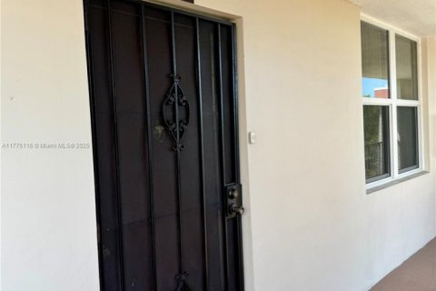 Condominio en venta en Lauderdale Lakes, Florida, 2 dormitorios, 89.19 m2 № 2018598 - foto 21