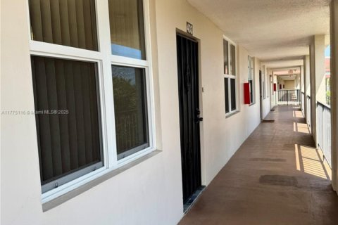 Condominio en venta en Lauderdale Lakes, Florida, 2 dormitorios, 89.19 m2 № 2018598 - foto 22