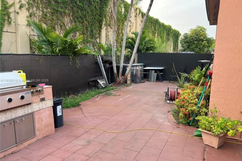 Casa en venta en Hialeah, Florida, 4 dormitorios, 197.32 m2 № 1935187 - foto 3