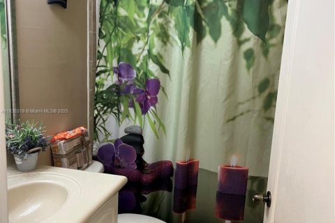 Casa en venta en Hialeah, Florida, 4 dormitorios, 197.32 m2 № 1935187 - foto 12