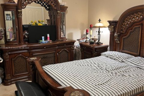 Casa en venta en Hialeah, Florida, 4 dormitorios, 197.32 m2 № 1935187 - foto 11