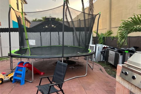 Casa en venta en Hialeah, Florida, 4 dormitorios, 197.32 m2 № 1935187 - foto 4