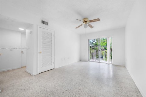 Снять в аренду виллу или дом в Майами, Флорида 2 спальни, 61.32м2, № 2035158 - фото 2