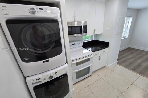 Condo in Pembroke Pines, Florida, 2 bedrooms  № 1896931 - photo 5