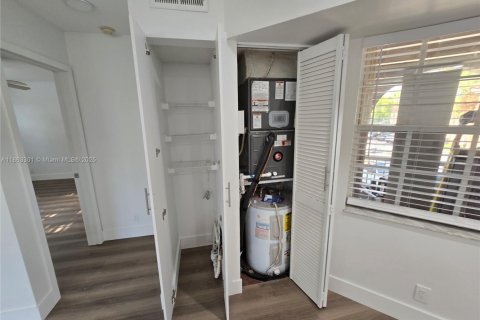 Condo in Pembroke Pines, Florida, 2 bedrooms  № 1896931 - photo 30