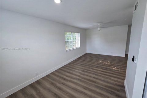 Condo in Pembroke Pines, Florida, 2 bedrooms  № 1896931 - photo 24