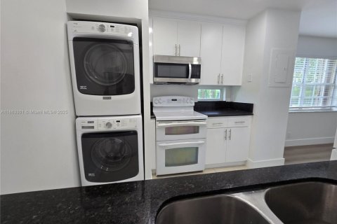Condo in Pembroke Pines, Florida, 2 bedrooms  № 1896931 - photo 3