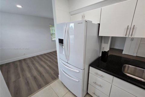 Condo in Pembroke Pines, Florida, 2 bedrooms  № 1896931 - photo 2