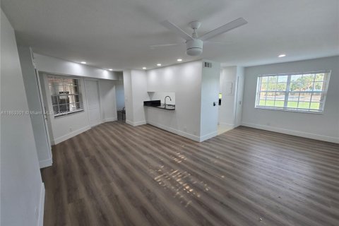 Condo in Pembroke Pines, Florida, 2 bedrooms  № 1896931 - photo 22