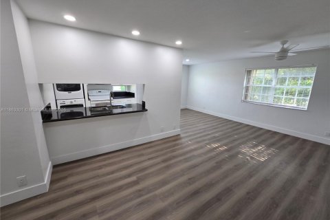 Condo in Pembroke Pines, Florida, 2 bedrooms  № 1896931 - photo 10