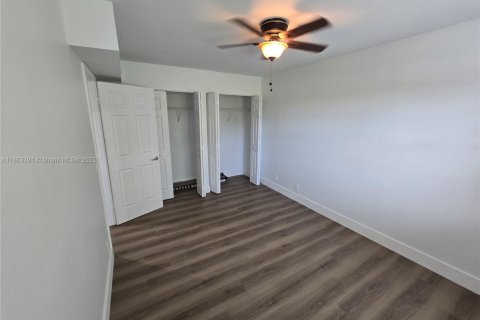 Condo in Pembroke Pines, Florida, 2 bedrooms  № 1896931 - photo 17