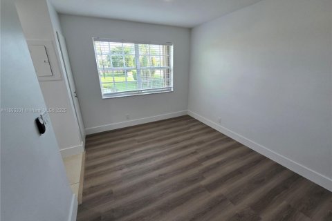 Condo in Pembroke Pines, Florida, 2 bedrooms  № 1896931 - photo 23