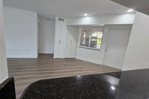 Condo in Pembroke Pines, Florida, 2 bedrooms  № 1896931 - photo 11