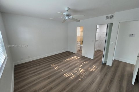 Condo in Pembroke Pines, Florida, 2 bedrooms  № 1896931 - photo 28
