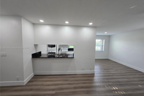 Condo in Pembroke Pines, Florida, 2 bedrooms  № 1896931 - photo 12