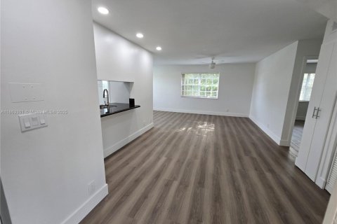 Condo in Pembroke Pines, Florida, 2 bedrooms  № 1896931 - photo 6