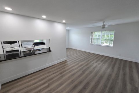 Condo in Pembroke Pines, Florida, 2 bedrooms  № 1896931 - photo 7