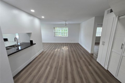 Condo in Pembroke Pines, Florida, 2 bedrooms  № 1896931 - photo 9