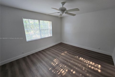 Condo in Pembroke Pines, Florida, 2 bedrooms  № 1896931 - photo 25
