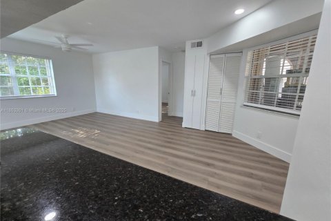 Condo in Pembroke Pines, Florida, 2 bedrooms  № 1896931 - photo 8