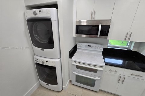 Condo in Pembroke Pines, Florida, 2 bedrooms  № 1896931 - photo 1