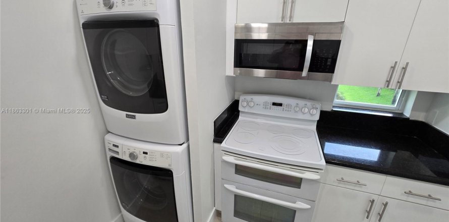 Condo in Pembroke Pines, Florida, 2 bedrooms  № 1896931