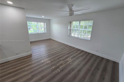 Condo in Pembroke Pines, Florida, 2 bedrooms  № 1896931 - photo 13
