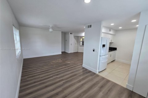Condo in Pembroke Pines, Florida, 2 bedrooms  № 1896931 - photo 14