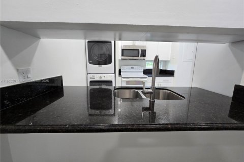 Condo in Pembroke Pines, Florida, 2 bedrooms  № 1896931 - photo 4