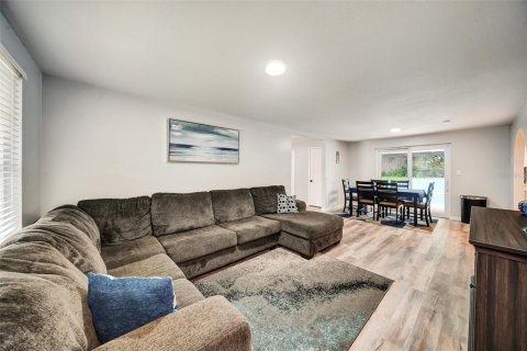 House in Brandon, Florida 5 bedrooms, 195.56 sq.m. № 1810799 - photo 6