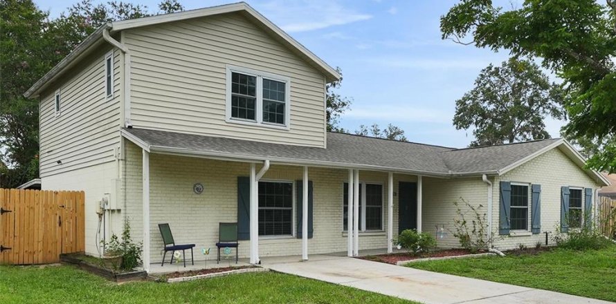 House in Brandon, Florida 5 bedrooms, 195.56 sq.m. № 1810799