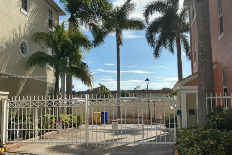 Townhouse in Lantana, Florida 3 bedrooms, 149.85 sq.m. № 2038090 - photo 6