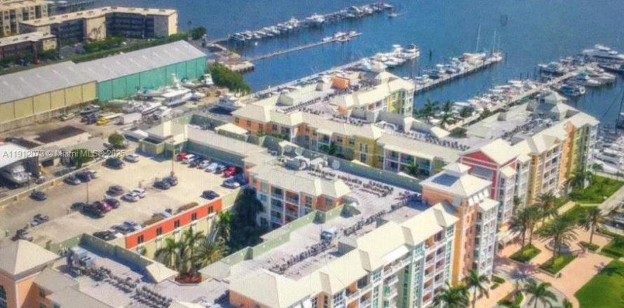 Townhouse in Lantana, Florida 3 bedrooms, 149.85 sq.m. № 2038090