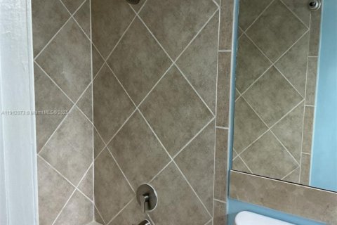 Townhouse in Lantana, Florida 3 bedrooms, 149.85 sq.m. № 2038090 - photo 18