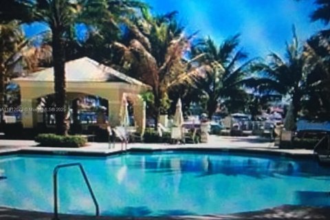 Townhouse in Lantana, Florida 3 bedrooms, 149.85 sq.m. № 2038090 - photo 5