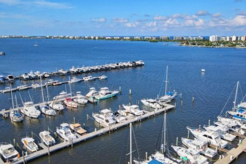 Townhouse in Lantana, Florida 3 bedrooms, 149.85 sq.m. № 2038090 - photo 4