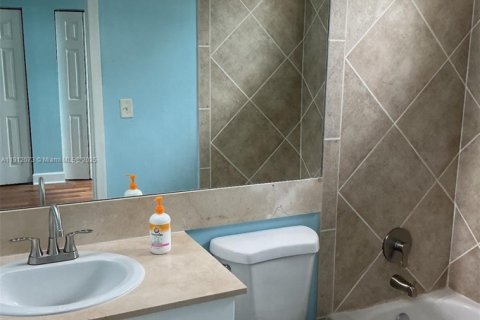 Townhouse in Lantana, Florida 3 bedrooms, 149.85 sq.m. № 2038090 - photo 13