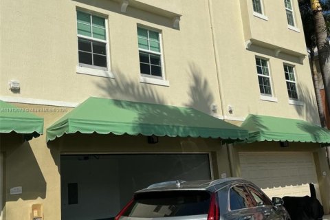 Townhouse in Lantana, Florida 3 bedrooms, 149.85 sq.m. № 2038090 - photo 22