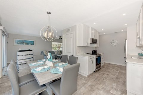 Condo in Englewood, Florida, 2 bedrooms  № 482843 - photo 21