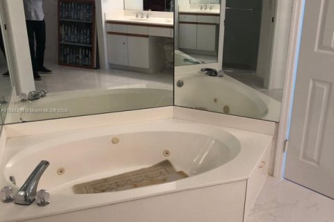 Condominio en alquiler en Aventura, Florida, 2 dormitorios, 128.21 m2 № 1942679 - foto 8