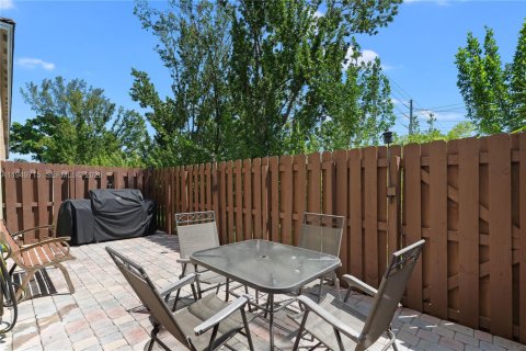 Снять в аренду таунхаус в Хомстед, Флорида 3 спальни, 175.03м2, № 2005400 - фото 8