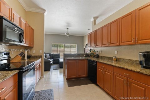 Снять в аренду таунхаус в Хомстед, Флорида 3 спальни, 175.03м2, № 2005400 - фото 3