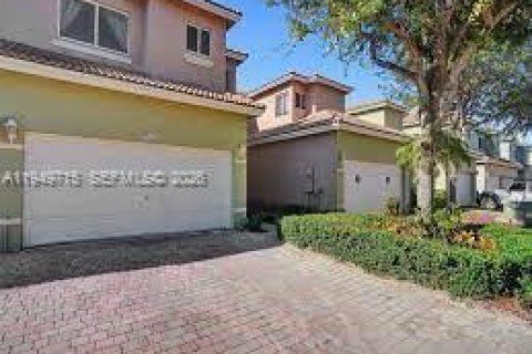 Снять в аренду таунхаус в Хомстед, Флорида 3 спальни, 175.03м2, № 2005400 - фото 2