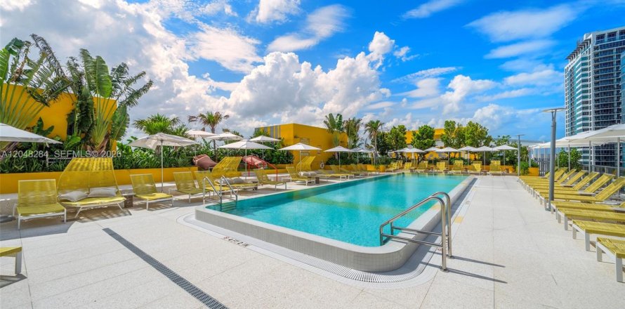 Estudio en el Condominio en Miami, Florida  № 2179402